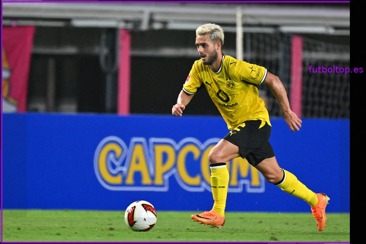 Yan Couto se une a Como cedido por el Borussia Dortmund por una temporada